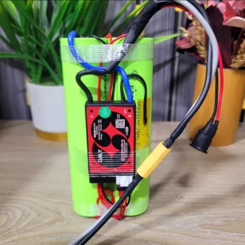 12V 15Ah LiFePO4 Battery | DALY 20A BMS with XT60 Charging Connector